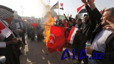 Türkiyə bayrağını yandırdılar - İraqda etiraz aksiyası