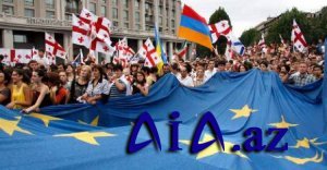 Ermənilər Avropa İttifaqının bayrağını cırdı