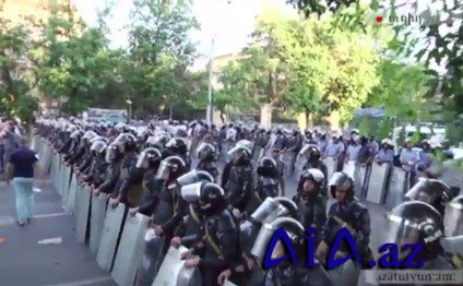 Ermənistan polisi hüсuma keçdi (CANLI)