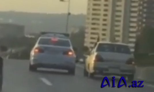 Bakıda yol polisi taksi sürücüsü ilə məzələnib qəzaya saldı - ŞOK VİDEO