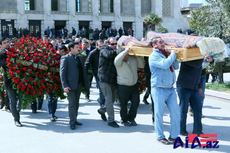 Азербайджан новости сегодня ахар аз. Похороны Рустама Ибрагимбекова. Могила Рустама Ибрагимбекова.