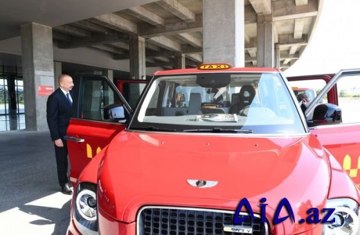 İlham Əliyev Bakıya gətirilmiş TX modelli yeni “London taksi”ləri ilə tanış olub -