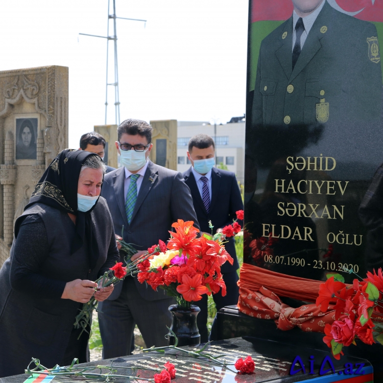 Şahin Seyidzadə Qobustan şəhərindən olan şəhidin məzarını ziyarət edib