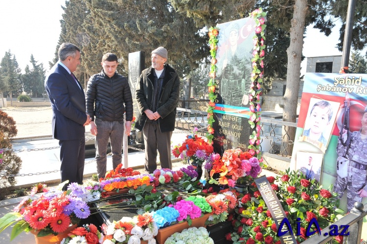 Abdin Fərzəliyev Ceyranbatan qəsəbəsində şəhidlərin məzarlarını ziyarət etdi, qəsəbə ağsaqqalları ilə görüşdü