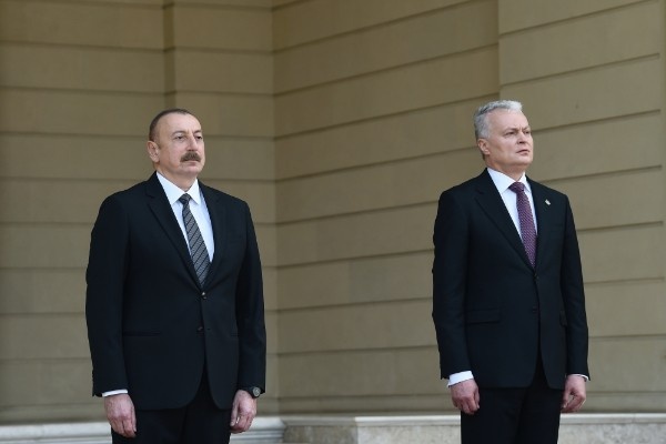 İlham Əliyev Litva Prezidentini qarşıladı -