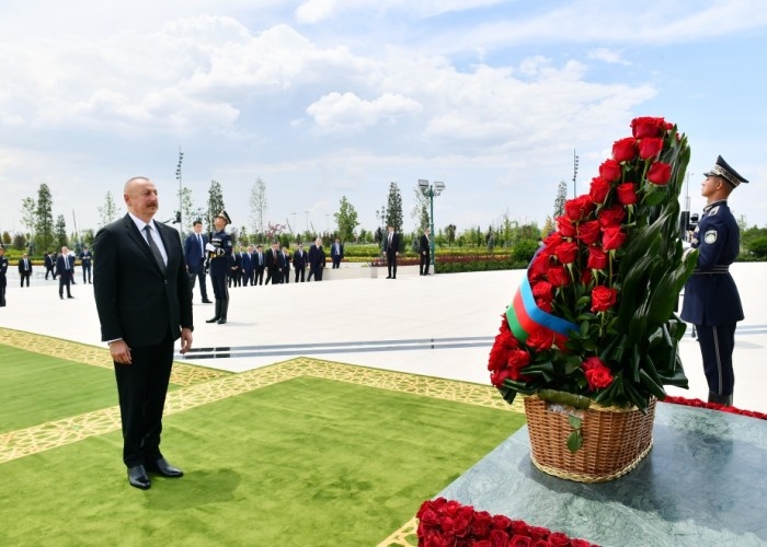 İlham Əliyev Daşkənddə Müstəqillik abidəsini ziyarət etdi -
