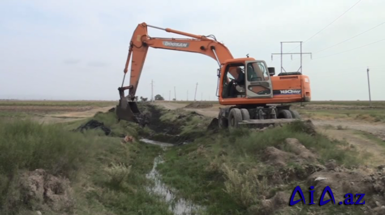 Samuxda yeni beton kanal çəkilir.