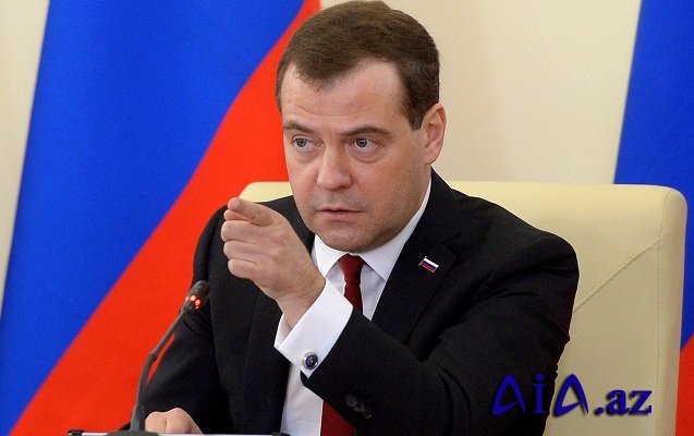 Medvedev Makrona cavab verdi - “Ayıb olsun, cənab Prezident!”