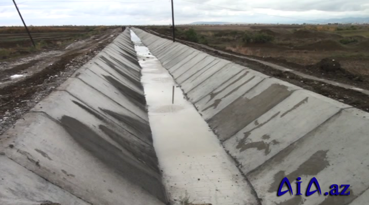 Ağsuda Maşın Qolu kanalının 1200 metr hissəsi beton üzlüyə alınıb.