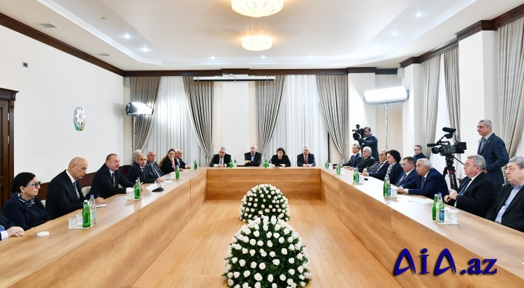Prezident İlham Əliyev Qərbi Azərbaycan İcmasının inzibati binasında yaradılan şəraitlə tanış olub