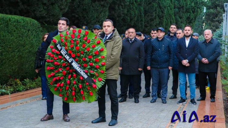 Bakı Sağlamlıq Mərkəzinin kollektivi Fəxri Xiyabanda Ümummilli Liderin məzarını ziyarət etmişlər