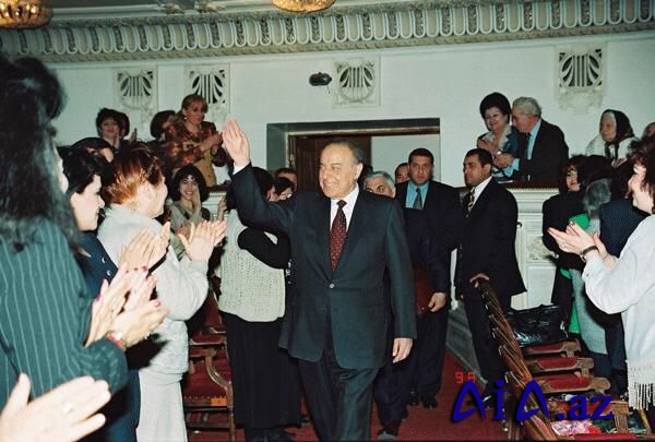 1998-ci il sentyabrın 25-də keçirilmiş Azərbaycan qadınlarının ilk qurultayı dövlət qadın siyasətinin tarixində mühüm hadisədir.