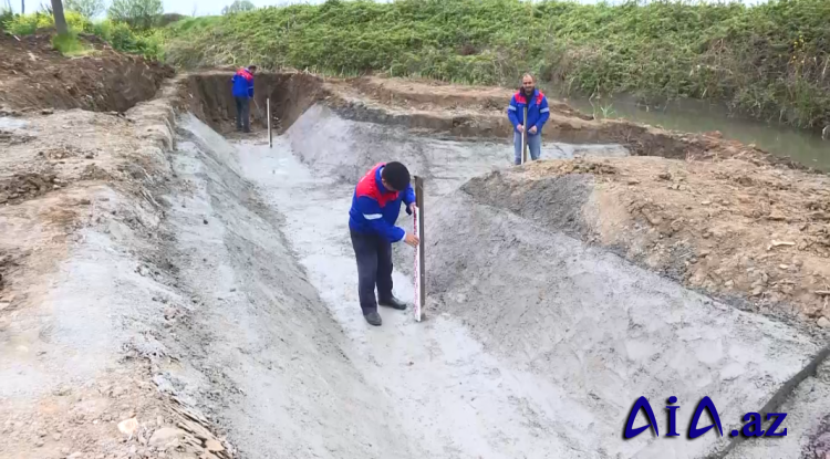 Masallıda torpaq kanallarda lildən təmizlənmə işləri aparılır, kanallara beton üzlüklər vurulur