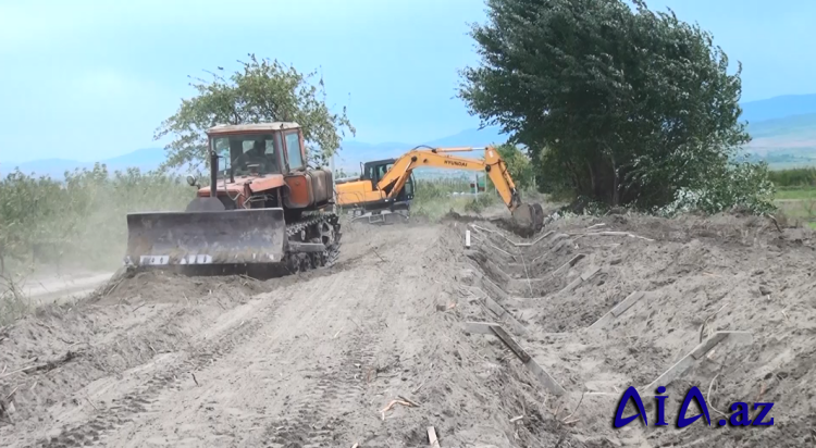 Şabranda torpaq məcralı Ağalıq kanalı beton üzlüyə alınır