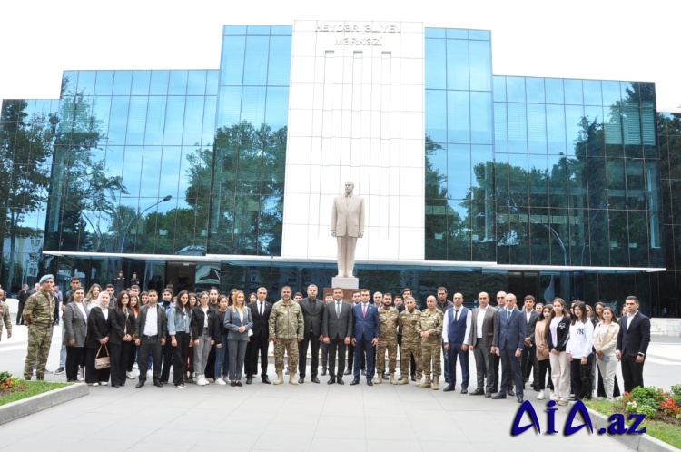 Gənc partiya fəalları Heydər Əliyev Mərkəzini ziyarət ediblər