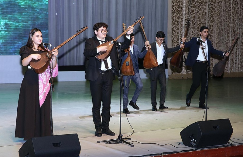 Tələbələr arasında keçirilmiş müsabiqə-festivalın yekun konserti olub -Fotolar