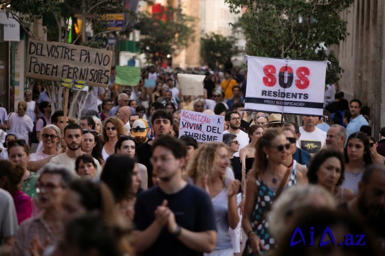 İspaniyanın Mayorka şəhərində minlərlə insan kütləvi turizmə qarşı etiraz aksiyası keçirib