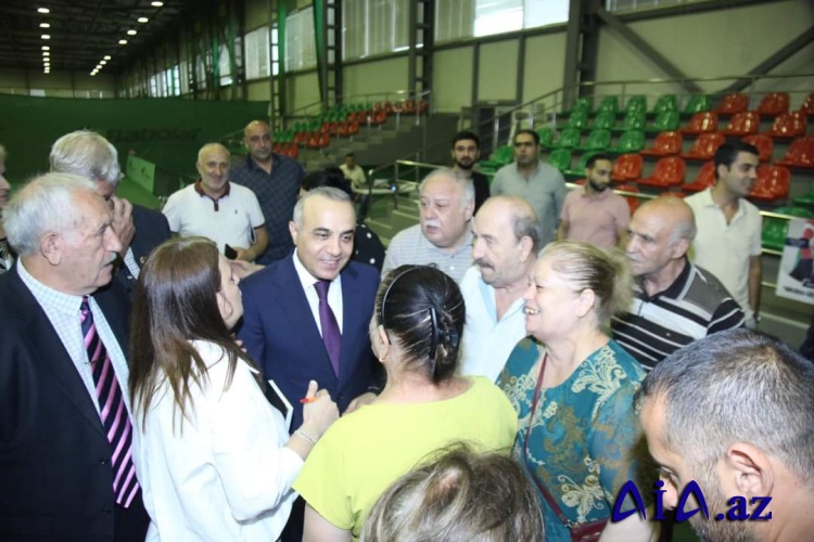 Azay Quliyevin izdihamlı görüşü – Seçici: “O, yalnız vəd vermir, sözünə əməl edir”