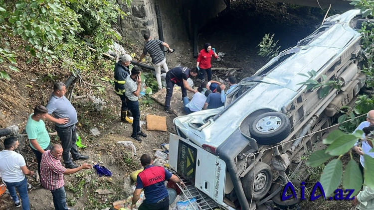 Tokatda dəhşətli qəza! Fındıq işçilərini daşıyan mikroavtobus aşıb: 20 nəfər xəsarət alıb