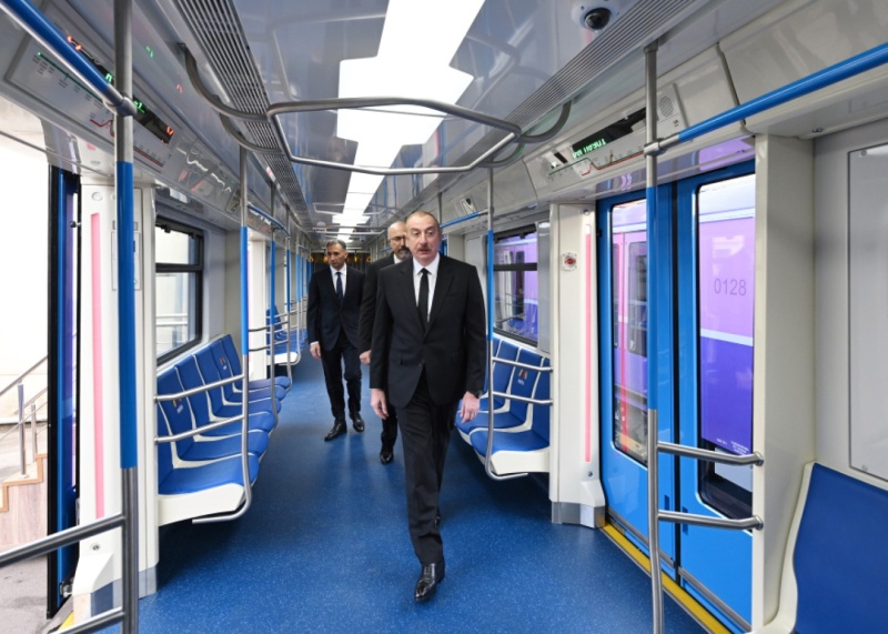 Prezident yeni nəsil metro qatarları ilə tanış oldu -