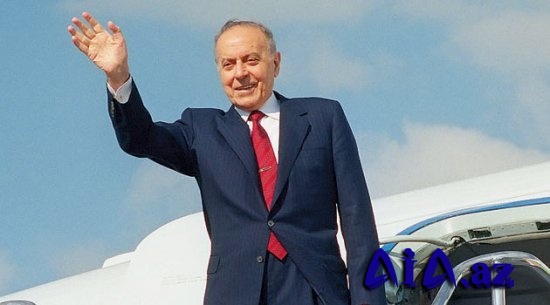 Nəbi İsgəndərov: “Ulu Öndər Heydər Əliyevin xalqa və dövlətə xidmətləri dahi liderin öz vətəninə və millətinə dərin sevgisindən irəli gəlirdi”