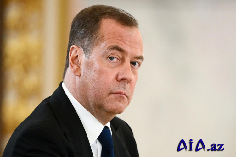 Medvedev 2024-cü il üçün "tamamilə qeyri-real" proqnozlarının yerinə yetirilməsini qiymətləndirib