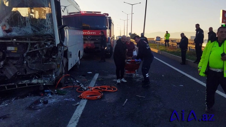 Manisada xidmət mikroavtobusu yük maşınının arxasına çırpılıb: 22 işçi yaralanıb