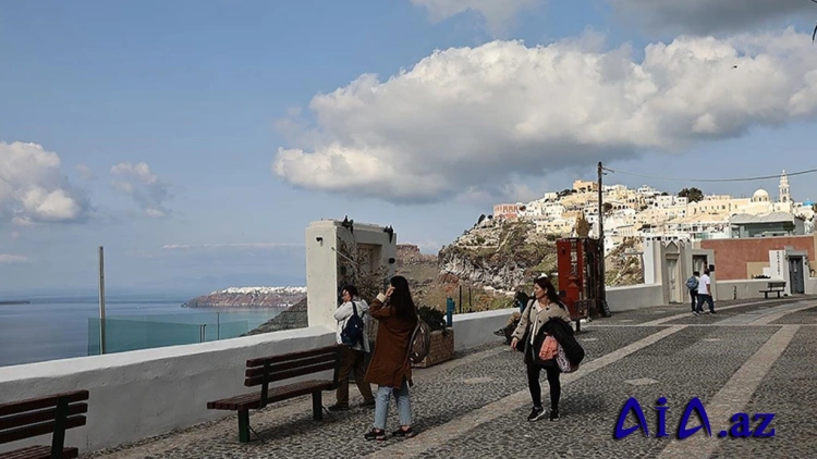 Ardıcıl zəlzələlər panikaya səbəb oldu: Minlərlə insan Santorini adasını tərk etdi