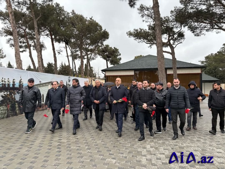 Deputat şəhid olan hərbi qulluqçuların məzarını ziyarət edib