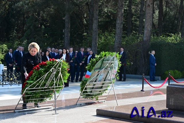 Rusiya Federasiyası Federal Məclisi Federasiya Şurasının nümayəndə heyəti Fəxri xiyabanı və Şəhidlər xiyabanını ziyarət ediblər