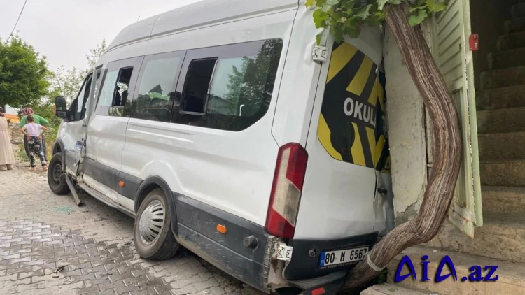 Məktəb avtobusu ilə avtomobil toqquşub: Çoxlu yaralı var