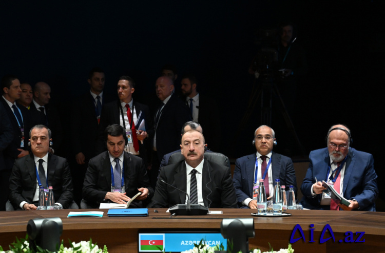 Xəzər dənizində 50-dən çox ticarət gəmisi olan Azərbaycan türk dövlətləri üçün önəmli tranzit xidmətləri göstərir