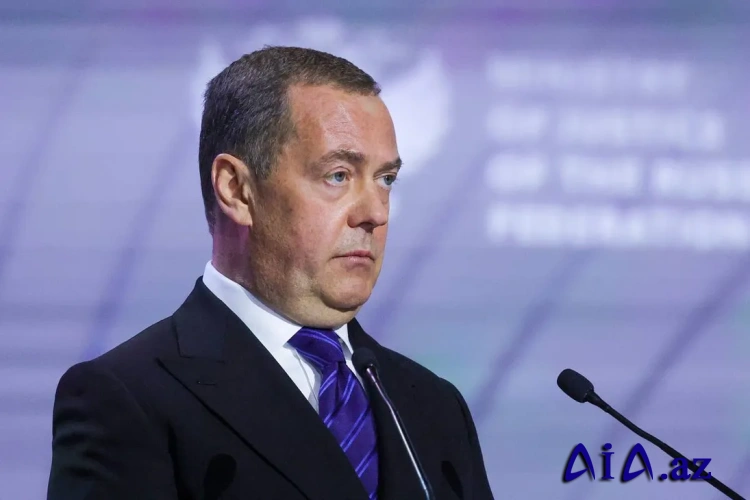 Medvedev bir yazıda Zelenskini dörd dəfə təhqir edib