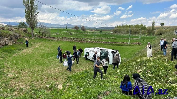 Kayseridə məktəb avtobusu aşdı, 15 şagird ölümdən çətinliklə xilas oldu