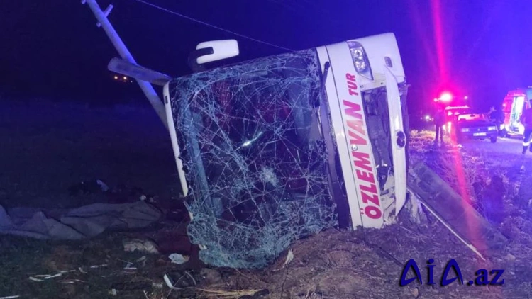 Vanda sərnişin avtobusu aşdı: 28 yaralı..