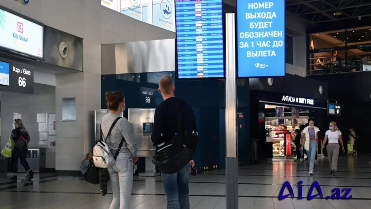 Ötən il Antalya hava limanında anası tərəfindən tərk edilən qız Rusiyaya qaytarılıb