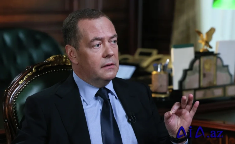 Medvedev latviyalı deputatın Seymada rus dilində danışmasını tərifləyib