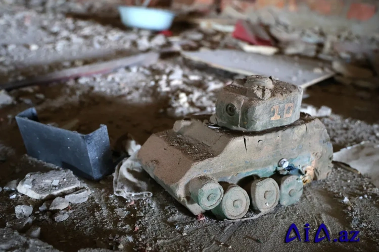 Qaçqınlar Ukrayna Silahlı Qüvvələrinin Dzerjinskdə uşaq oyuncaqlarını necə minaladığı barədə danışıblar
