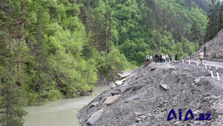 Gürcüstanın ən təhlükəli yolu bağlanıb
