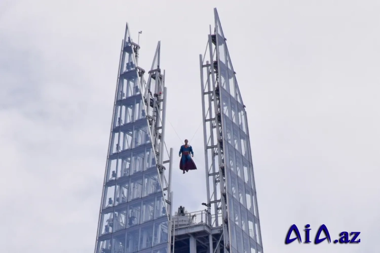 Londonda göydələnin üstündə nəhəng Supermen peyda olub