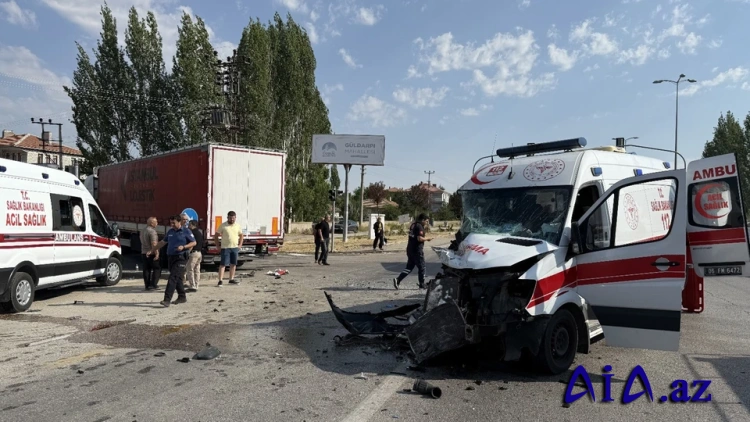 Ankarada yük maşını ilə təcili yardım toqquşub: 5 yaralı var
