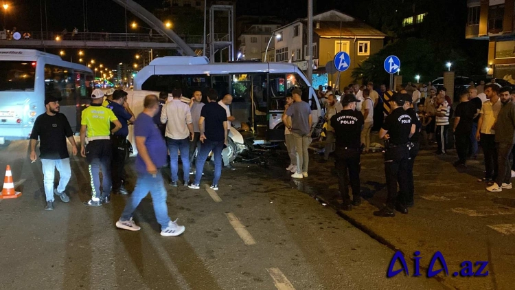 Rizədə mikroavtobusla  ticari avtomobil toqquşub! Çoxlu yaralı var