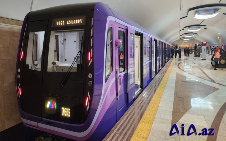 Bakı metrosunda uşaq