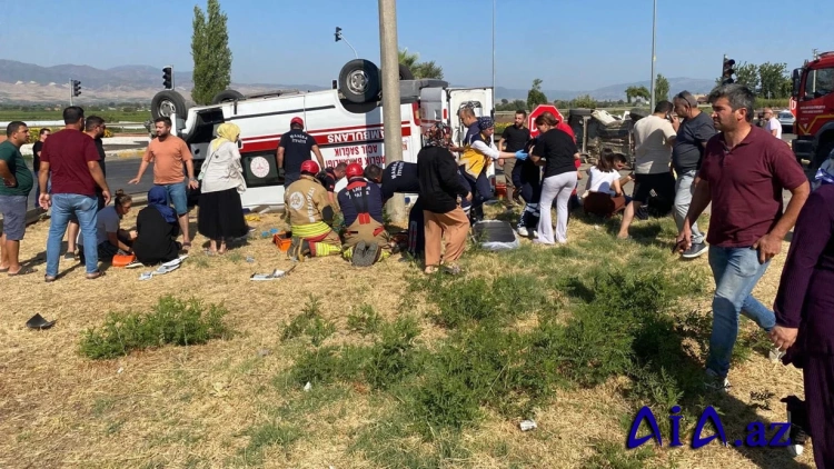 Təcili yardım maşını ilə avtomobil toqquşub! Çoxlu yaralı var