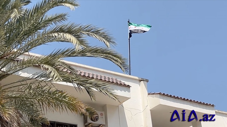Bayraq 13 ildən sonra Suriyanın Tripolidəki səfirliyində qaldırılıb