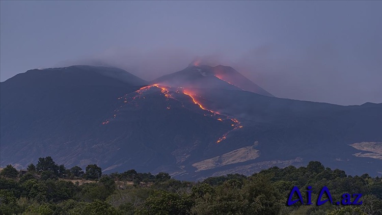Etna dağında püskürmə və lava axını davam edir