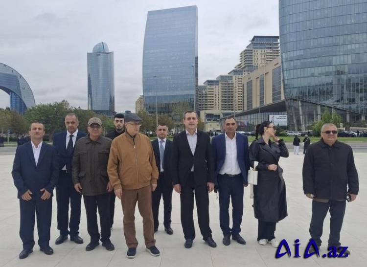 Vəhdət Partiyasının rəhbərliyi və nümayəndələri Zəfər Parkında şəhidlərimizin xatirəsin yad edib