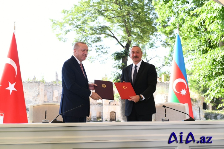 Bakının azadlığından Azadlıq Meydanındakı Zəfər paradına…