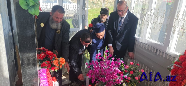 Gədəbəydə Şəhid məzarı ziyarət edilib