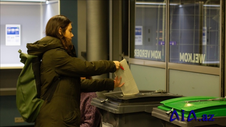 Hollandiya ümumi seçkilər üçün səsverməyə gedir